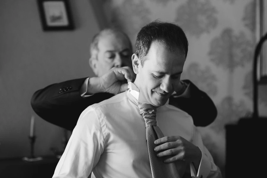 il papà dello sposo durante la vestizione