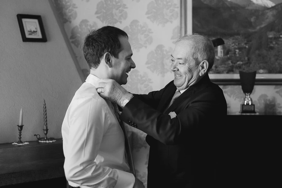 sposo e papà durante la vestizione