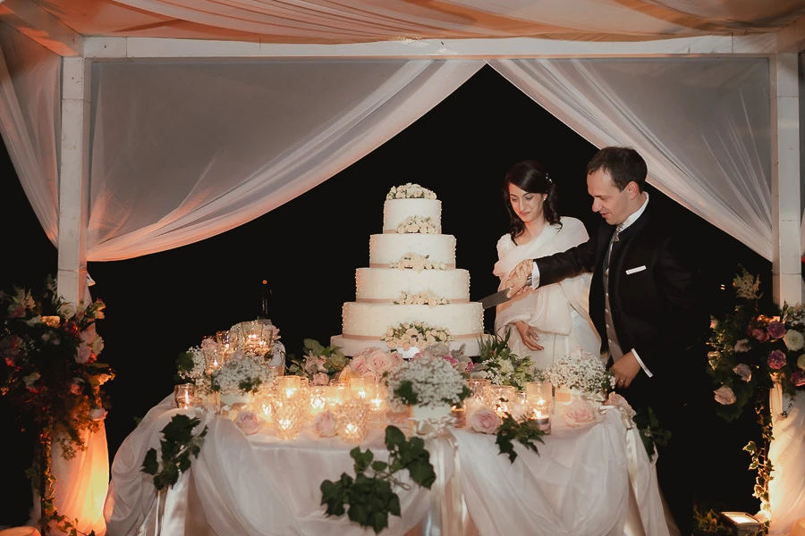 Taglio torta matrimonio Villa di Montruglio con fuochi d’artificio