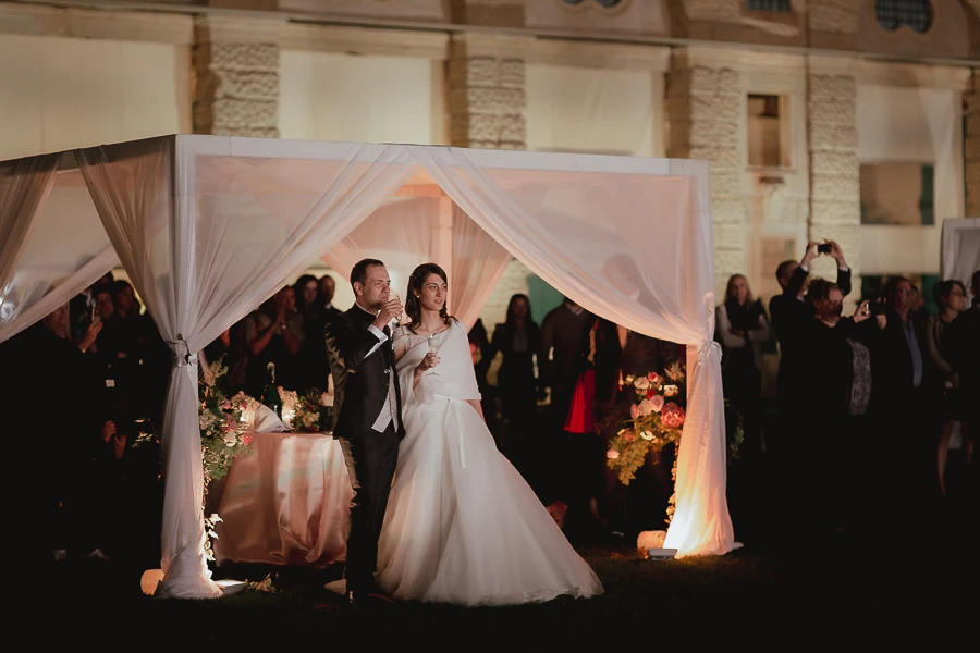 Taglio torta matrimonio Villa di Montruglio con fuochi d’artificio