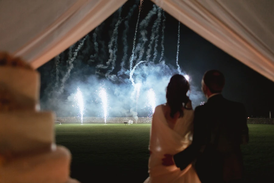 Taglio torta matrimonio Villa di Montruglio con fuochi d’artificio