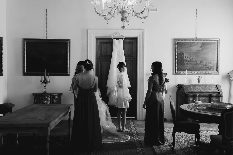 vestizione della sposa a villa Cavalli