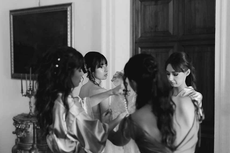 vestizione della sposa a villa Cavalli