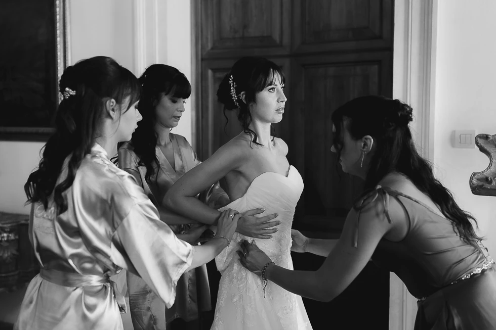 vestizione della sposa a villa Cavalli