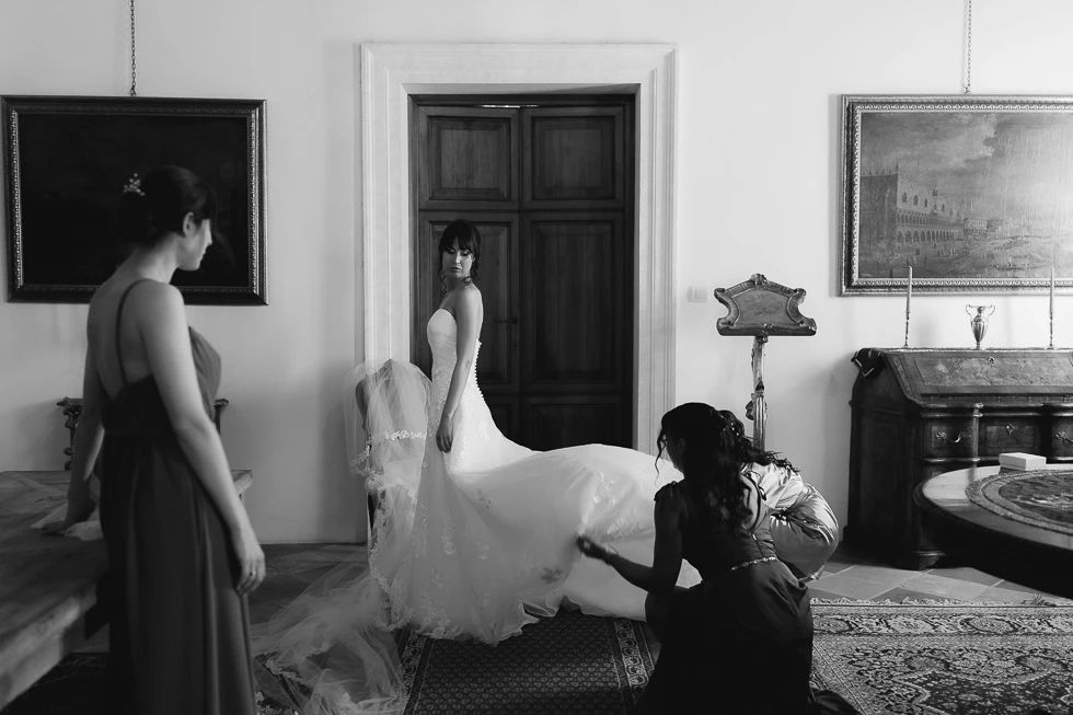 vestizione della sposa a villa Cavalli