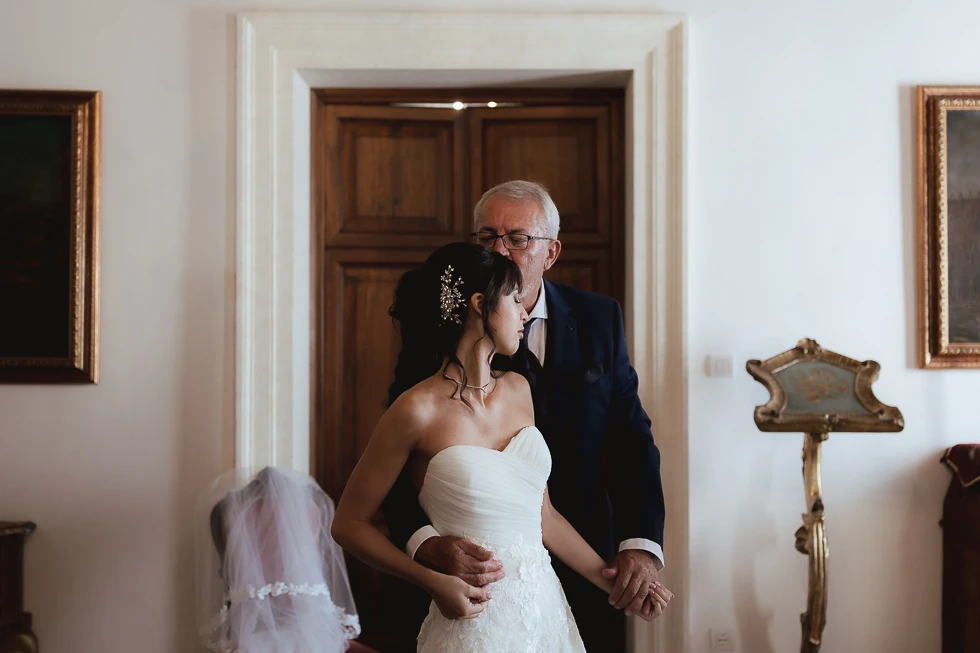 abbraccio della sposa con il papà