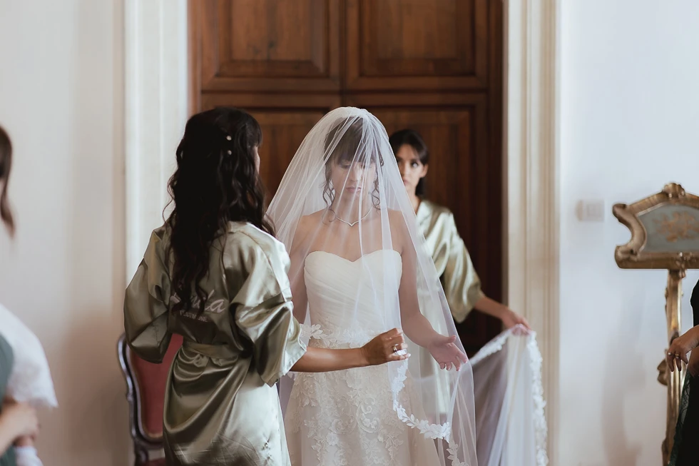 vestizione della sposa a villa Cavalli