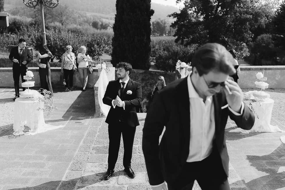 lo sposo accoglie gli invitati