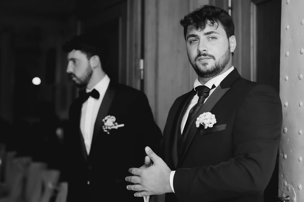 lo sposo accoglie gli invitati