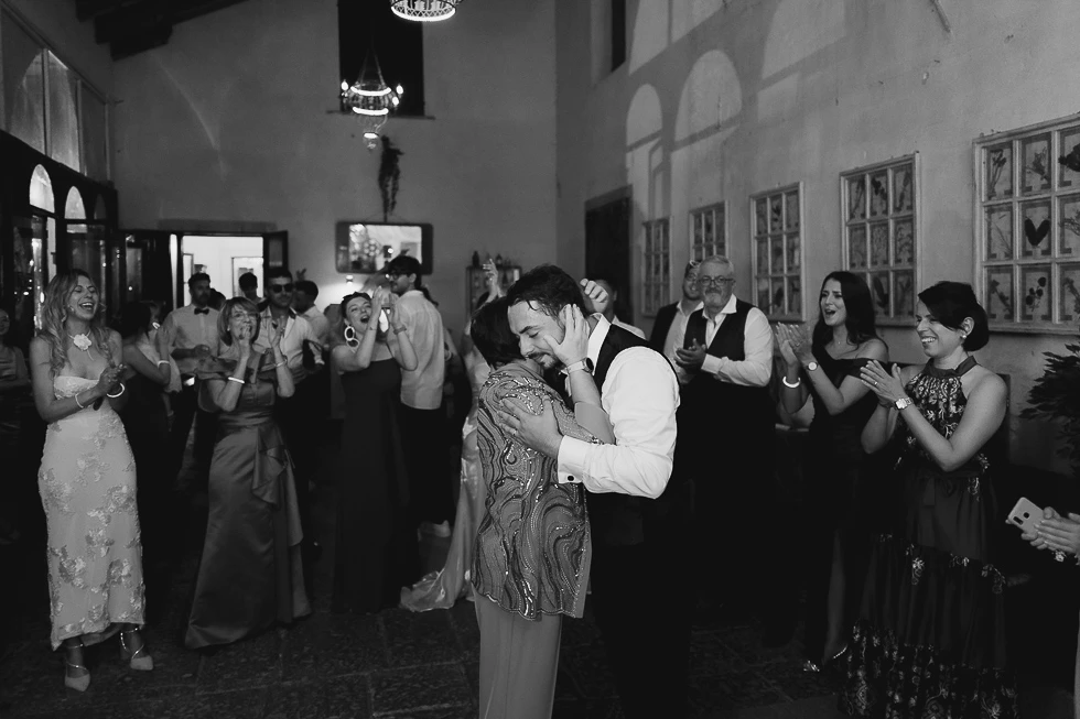 sposo balla con la mamma