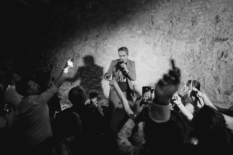 Giorgio Vanni sorprende gli ospiti durante la festa a Villa Selvatico