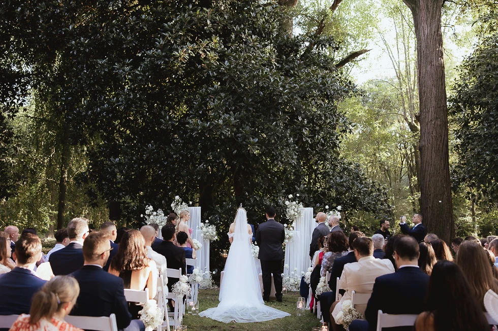 Cerimonia nel parco di Villa Selvatico con magnolie e allestimenti floreali