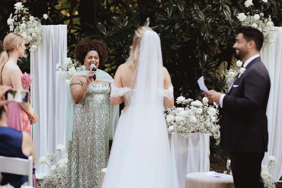 Cantante Josmil Neris durante la cerimonia a Villa Selvatico