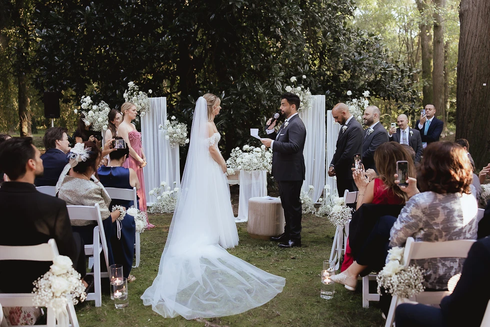 Momenti di emozione durante le promesse degli sposi a Villa Selvatico