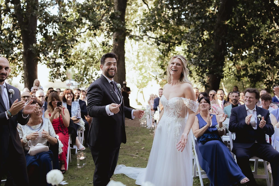 Ospiti applaudono la coppia a Villa Selvatico