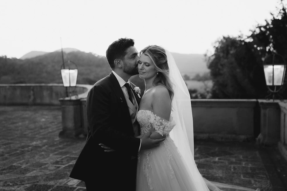 Dettagli romantici della coppia sul terrazzo a Villa Selvatico