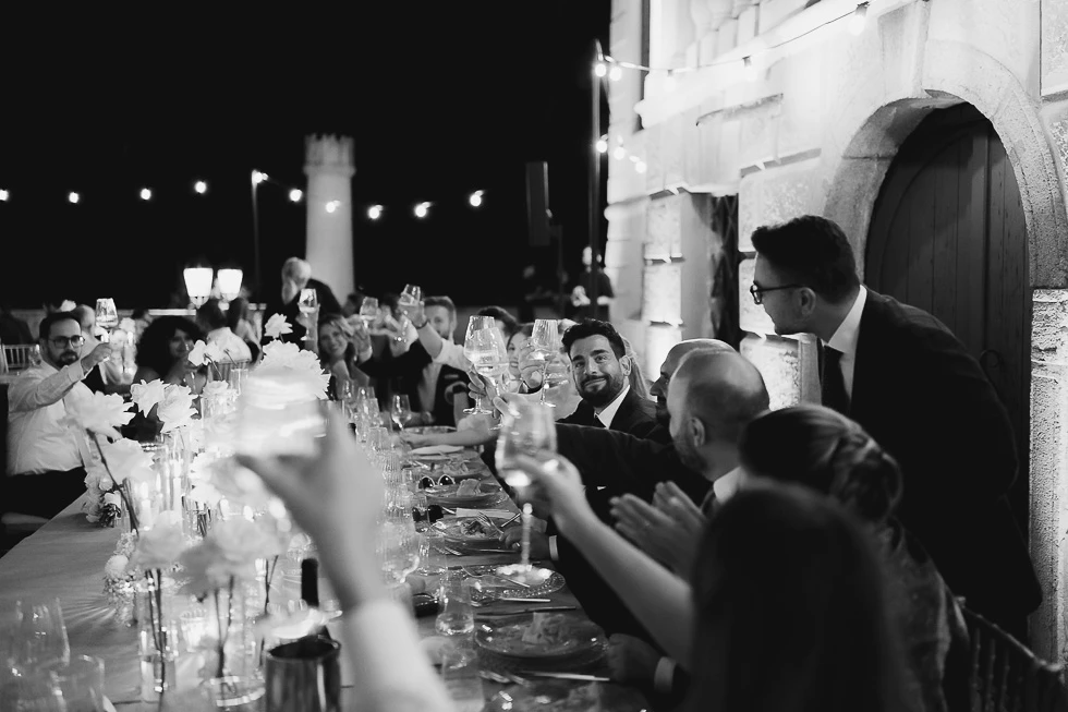 Brindisi degli sposi e degli ospiti a Villa Selvatico