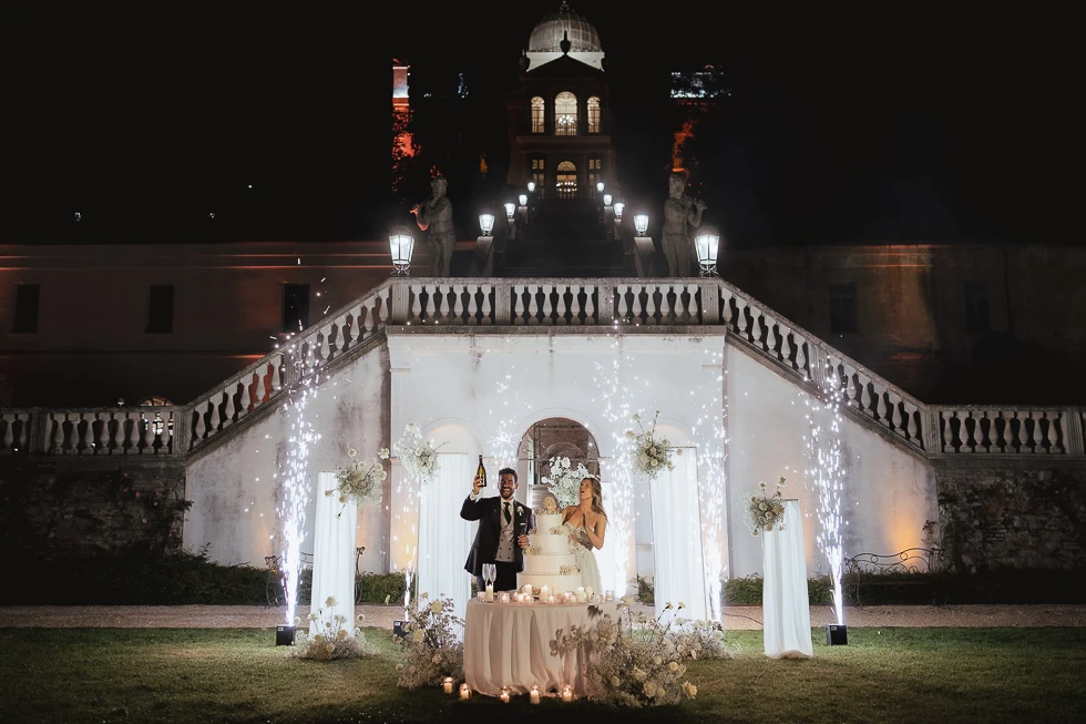 Torta nuziale illuminata ai piedi della scalinata di Villa Selvatico