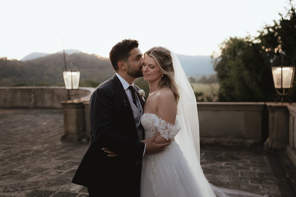 Dettagli romantici della coppia sul terrazzo a Villa Selvatico