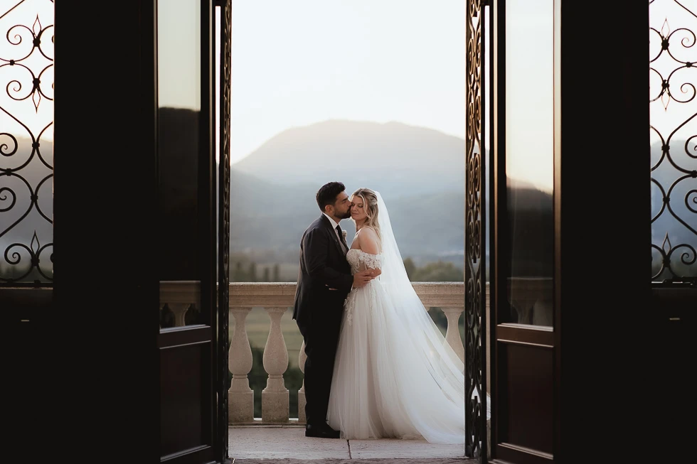 Giulia e Luca abbracciati durante il tramonto a Villa Selvatico