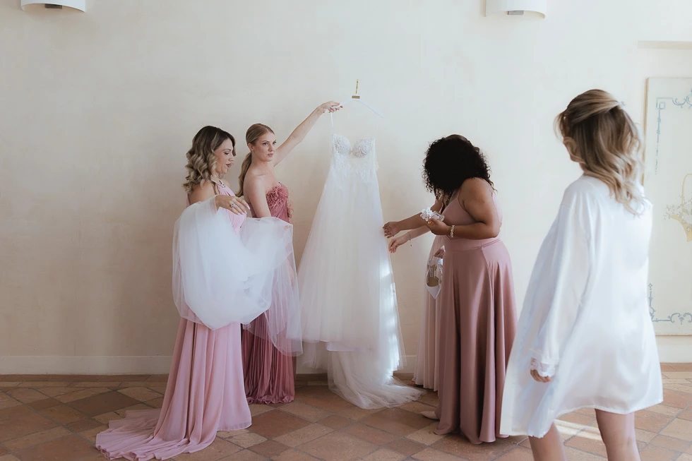 Momenti intimi durante i preparativi della sposa a Villa Selvatico
