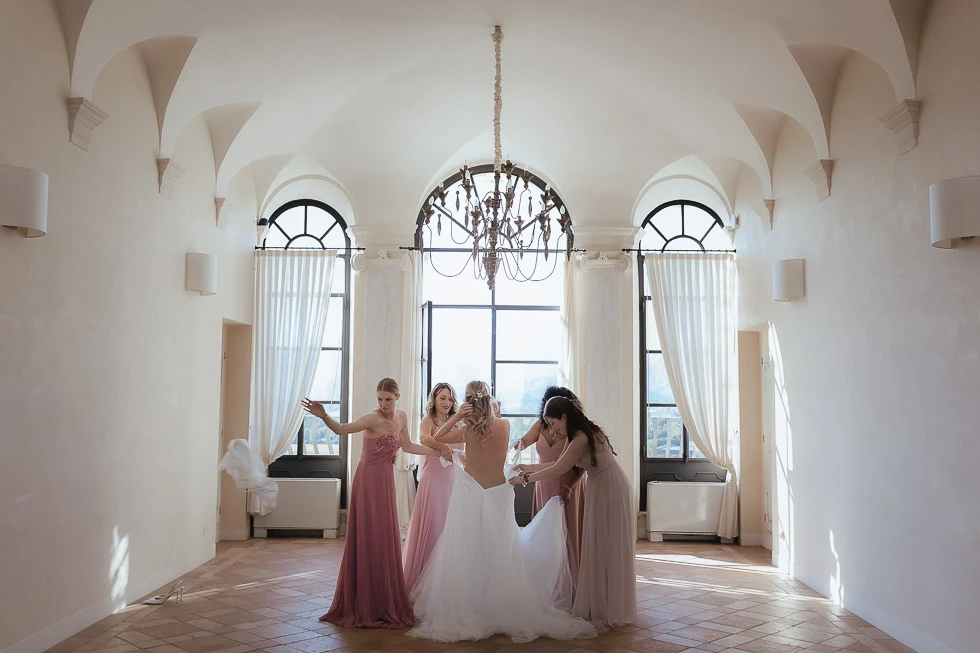 Giulia indossa l’abito da sposa a Villa Selvatico