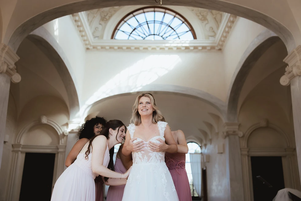 Sposa sorridente con damigelle a Villa Selvatico