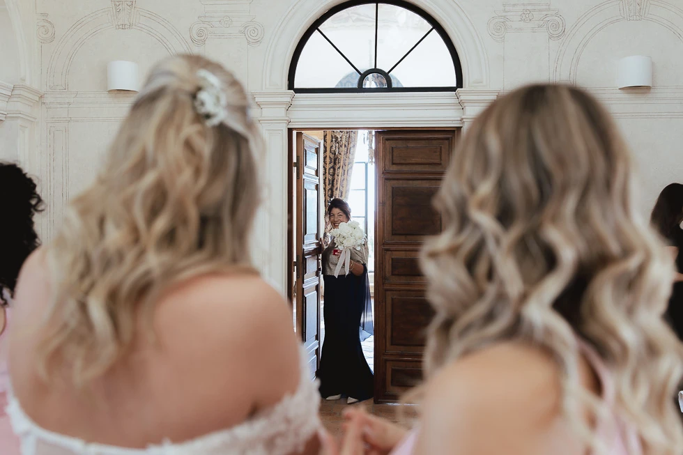 Consegna del bouquet alla sposa a Villa Selvatico