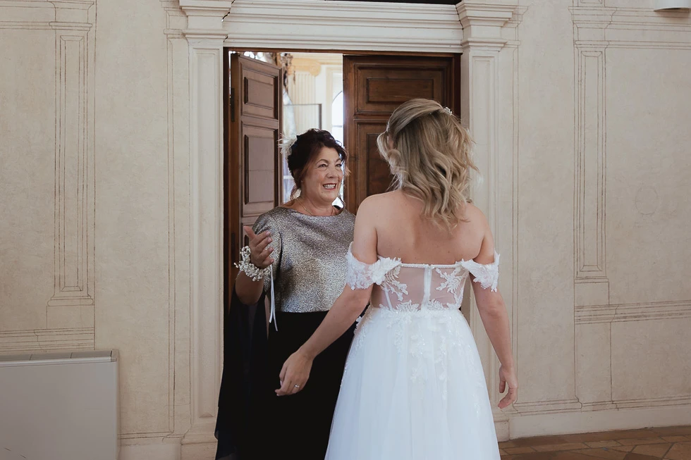 Consegna del bouquet alla sposa a Villa Selvatico