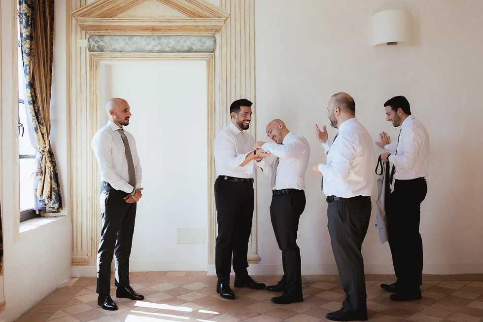Momenti divertenti tra testimoni e sposo a Villa Selvatico