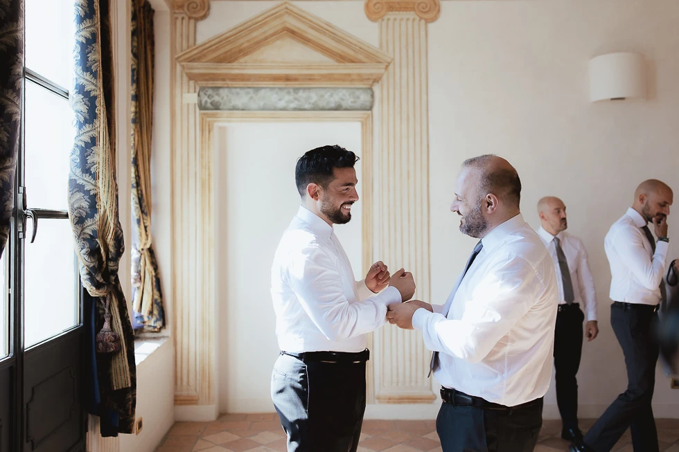 Preparativi frizzanti dello sposo con testimoni a Villa Selvatico