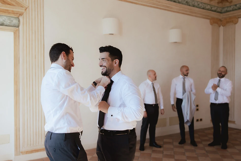 Sorrisi dello sposo con amici a Villa Selvatico