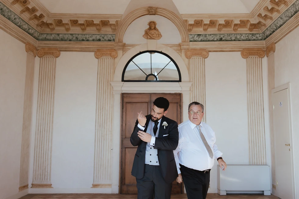 Sposo controlla gemelli prima della cerimonia a Villa Selvatico