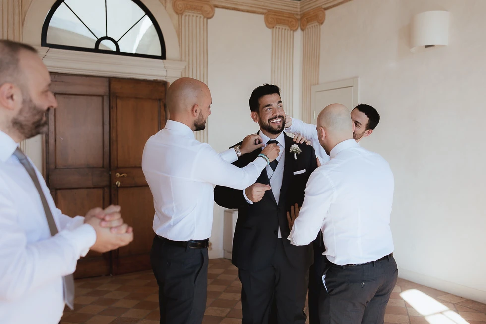 Preparativi dello sposo a Villa Selvatico con testimoni sorridenti