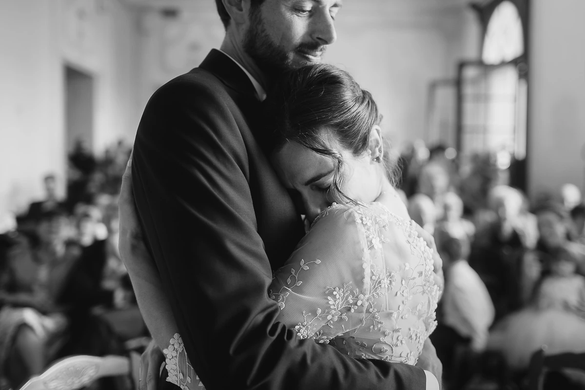 un abbraccio emozionante degli sposi